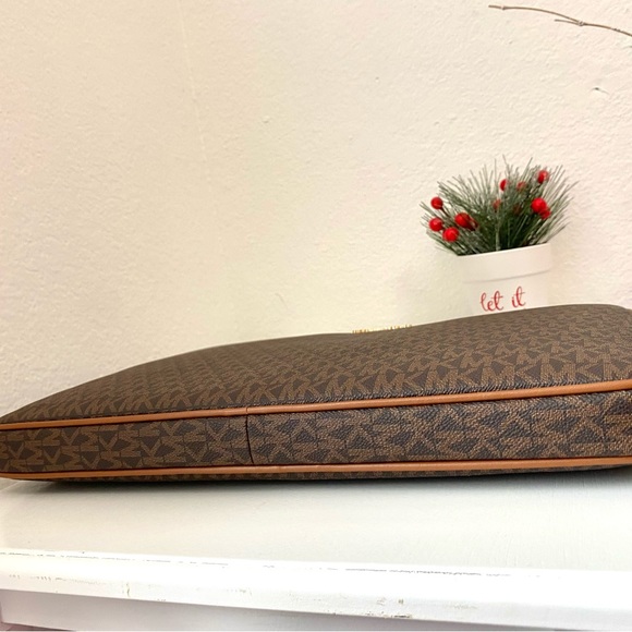 Michael Kors Jet Set Travel LG Laptop Case - Picture 2 of 7